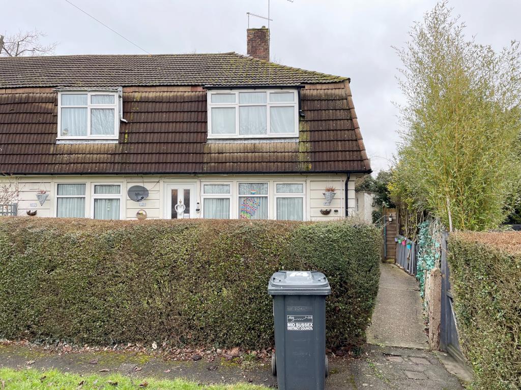 Lot: 82 - REFURBISHED FLAT WITH GARDEN PRODUCING JUST OVER £15,000 PER ANNUM -